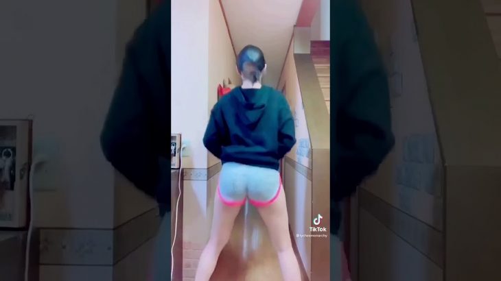 [TikTok]階段前で尻肉を揺らして踊るダンサー女子