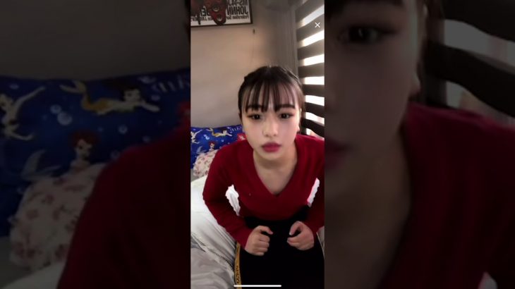 【TikTok】ライブ中にJCの谷間丸見え＆ポロリ