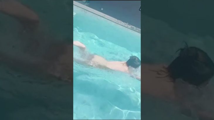 ノーブラで泳ぐ女の子の動き　#Shorts