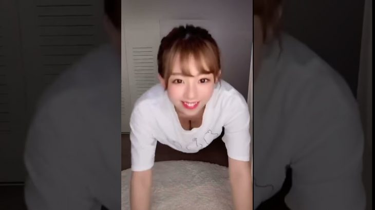 胸チラ　Tシャツ　腕立て伏せ