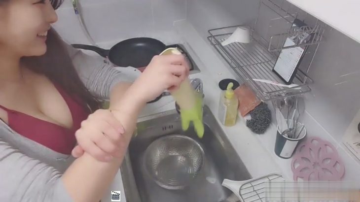 アワビを洗う巨乳！胸ちら！ノーブラ？エロい女の子とエッチな動画TikTok【抖音】