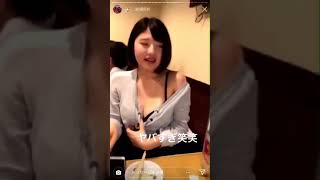 jk胸チラ！痴○すぎんだろ…顔も可愛いし。