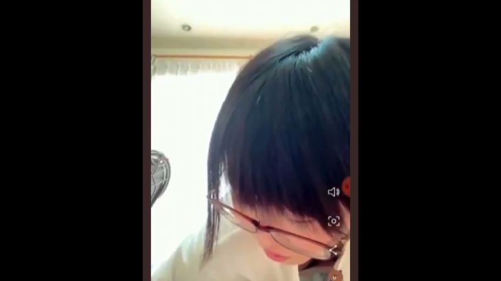 ライブ配信は胸チラで #shorts