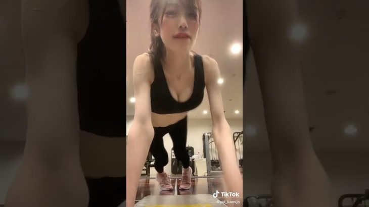 【おっぱい】 胸チラ 腕立てトレーニング tiktok #Shorts