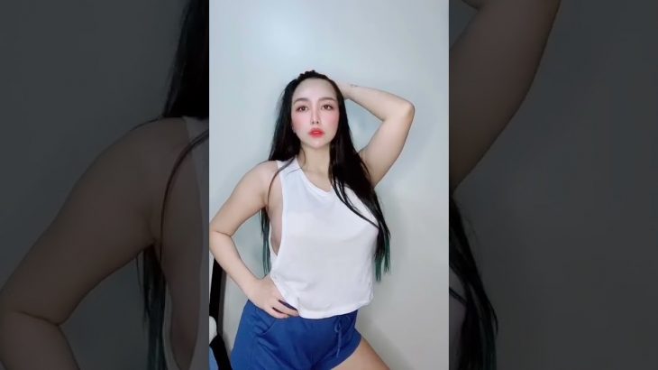 【おっぱい】胸チラ かなり危ないです・・・ tiktok #Shorts