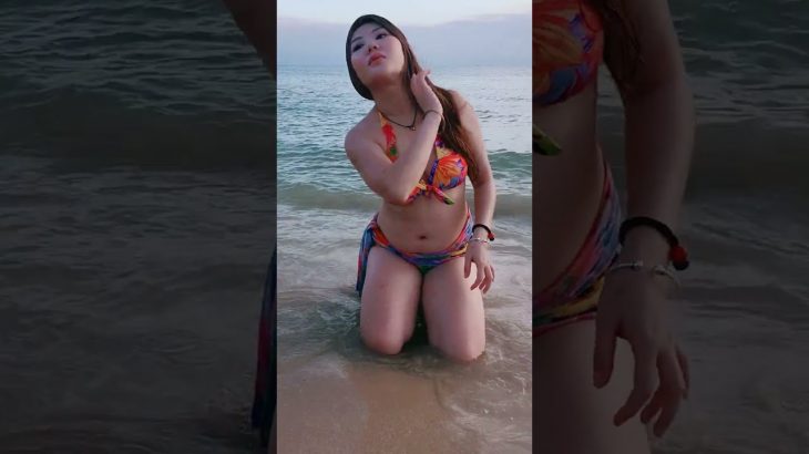 沙灘上美女露豪乳性感巨乳美女