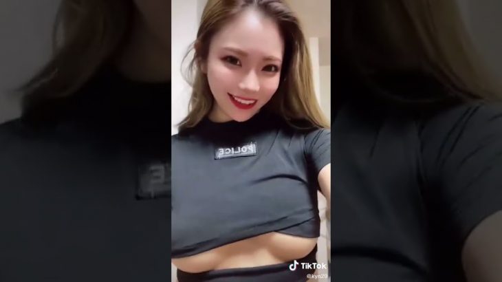 巨乳下乳を晒して喜んでるスケベギャル