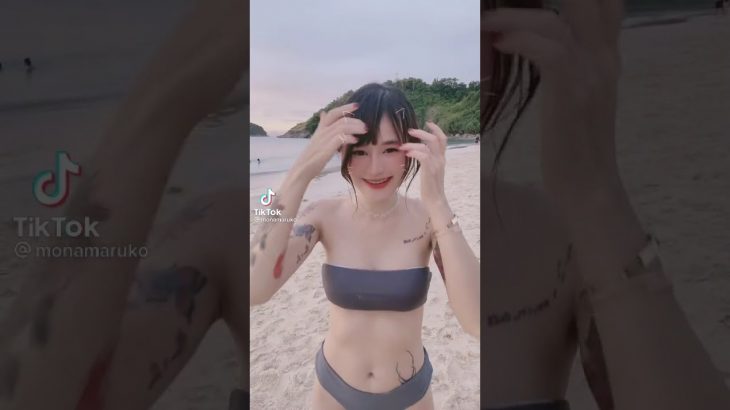 ビーチでおっぱいポロリビキニ
