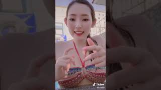 おっぱいポロリビキニ