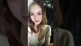 谷間からおっぱいポロリ女子