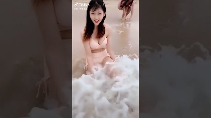 ビーチでおっぱいポロリビキニ