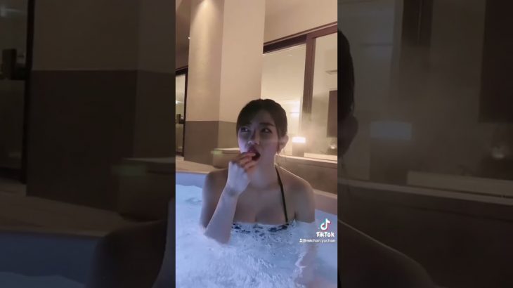 ジャグジーでおっぱいポロリ女子