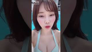 ウインクおっぱいポロリビキニ女子