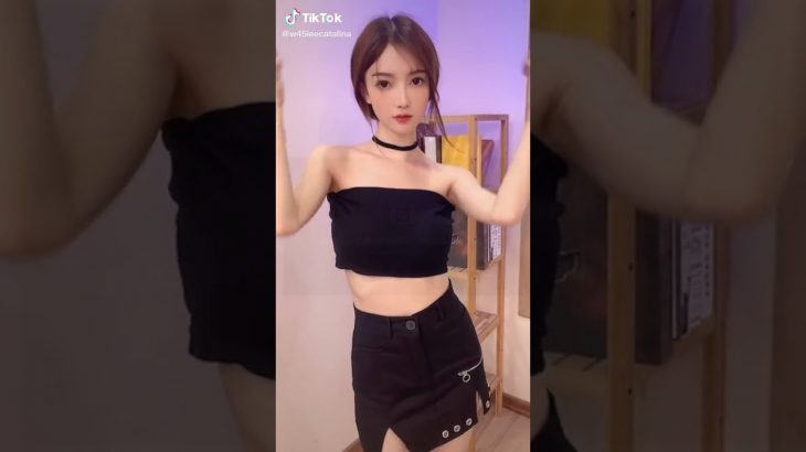 前凸後翹……巨乳美女，訂閱了嗎？