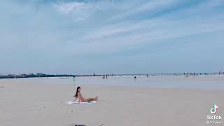 ビーチでおっぱいポロリビキニ