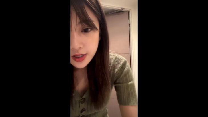 youtubeライブ　胸チラしちゃった