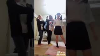 【TikTok】パンツを見せるのが好きな女子高生💕