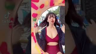 【動画】谷間　巨乳　見せつける美女【TikTok】
