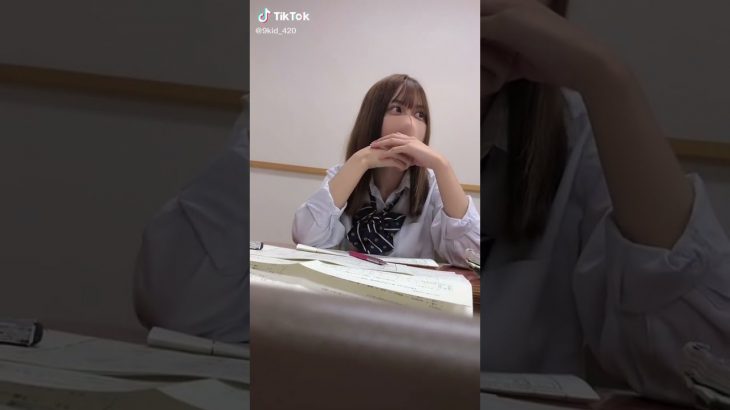 【TikTok】見えそうで見えないパンチラJK