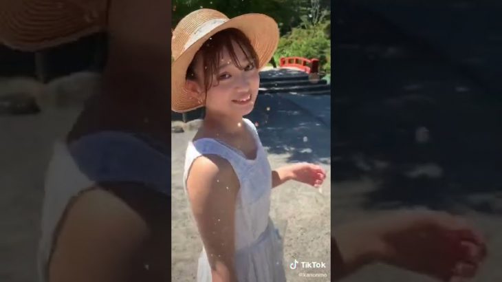 【tiktok】将来の期待も膨らむちょうどいいオッパイとか#胸チラ#見えてる  Shorts