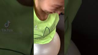 胸チラ見せしてる…！？