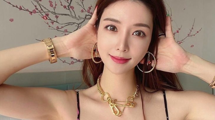 韓國巨乳網紅極致魅惑寫真,白襯衫黑絲襪女人味爆棚