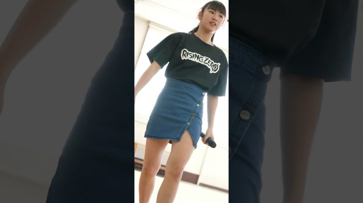 [パンチラ]美女のデニムミニスカパンチラ