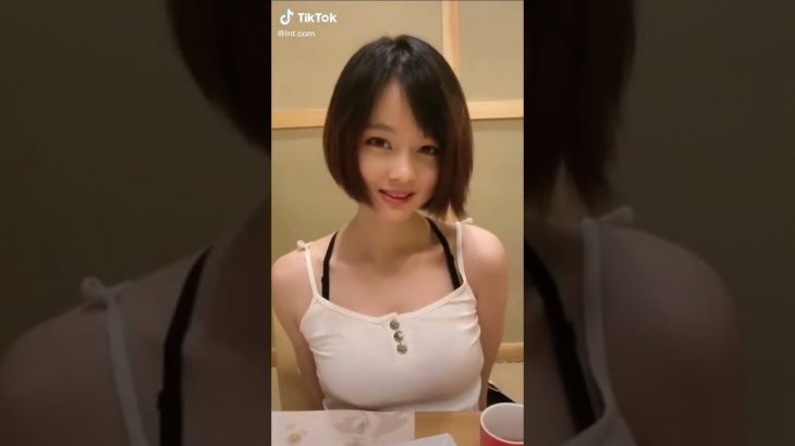 幼い表情のちょうどいい感じ #胸チラ#見えてる