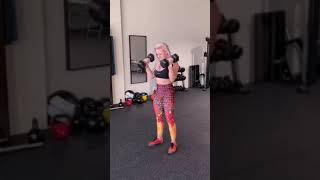 【お宝映像👙】「ダンベルでセクシーに鍛える海外美女(巨乳)」#Shorts