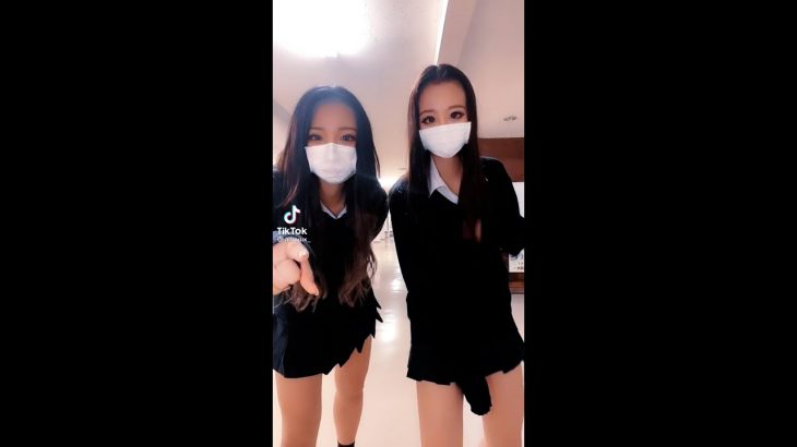 TikTok パンチラ制服女子高生  ARE YOU OK?