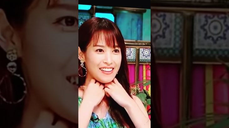 鷲見アナの大胆な胸チラ