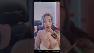 カラオケ巨乳美女