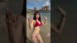 ビーチでおっぱいポロリハプニングビキニ