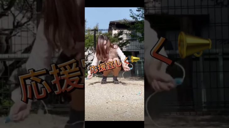 しゃがみ込みのパンチラ