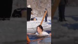 ノーブラで水につかると