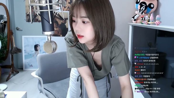 配信中に大胆な胸ちら