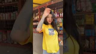 ノーブラでダンス 可愛い女の子