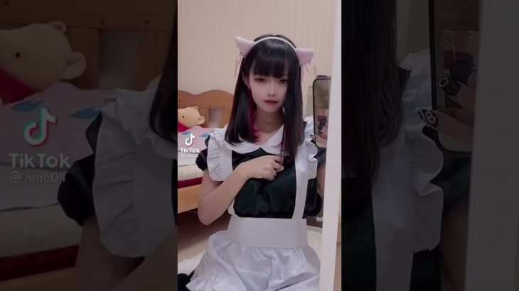 コスプレプレイヤー、ポロリ寸前で見えそう