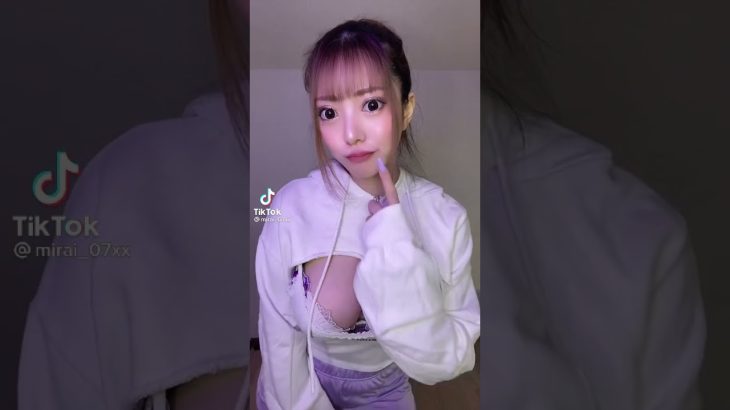 巨乳で乳揺れダンス