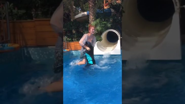 【Funny China】エチエチ🤣ウォータースライダーでおっぱいポロリ