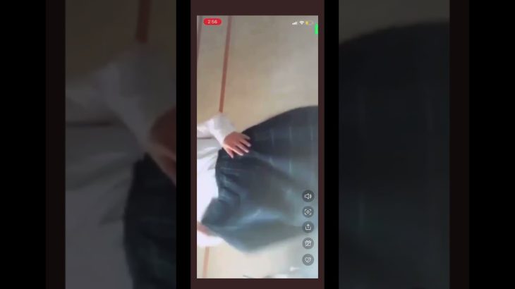 自分からパンツを見せてくる女子高生。パンチラライブ配信。JK