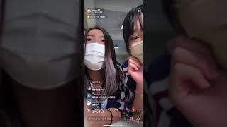 JKが谷間見せと服まくって胸チラ