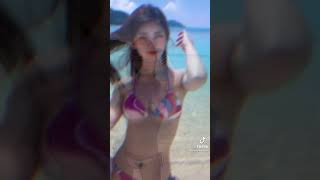 ビーチでおっぱいポロリハプニングビキニ