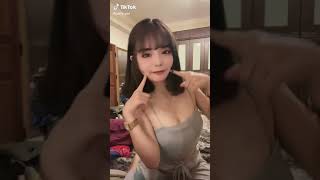 今にもポロリしそうな巨乳