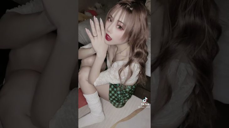 ミニスカからの生脚胸チラ