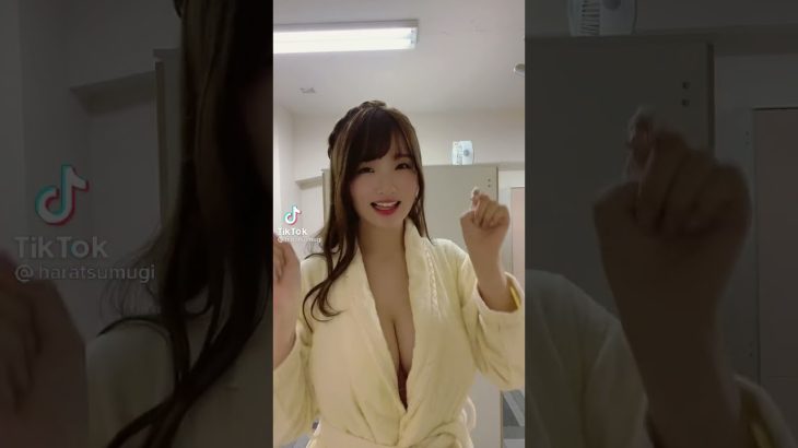 ノーブラ谷間出しの胸チラ