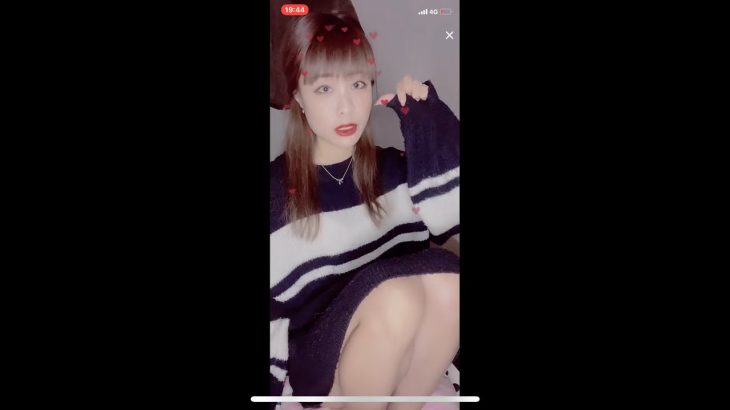 綺麗な脚がパンチラを期待させる