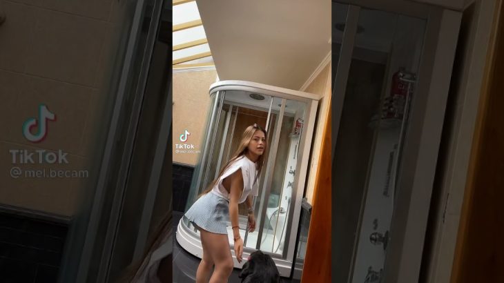 服の隙間から見える胸チラ　見えたかも？