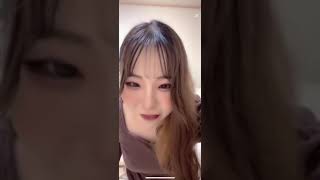 巨乳アホ女のブラちらに恥ずかしがる様子