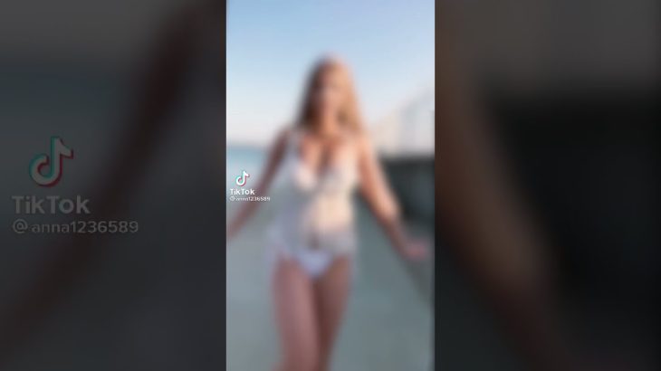 巨乳の水着ギャル